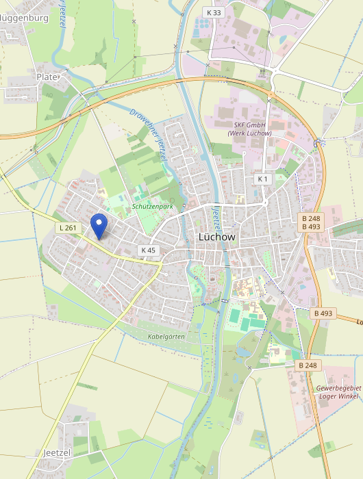 Karte von Lüchow mit markierter Position. Die Stadt ist in einem netzartigen Muster dargestellt, umgeben von Straßen und Wäldern. Wichtige Verkehrsstraßen und benachbarte Orte sind ebenfalls eingezeichnet.